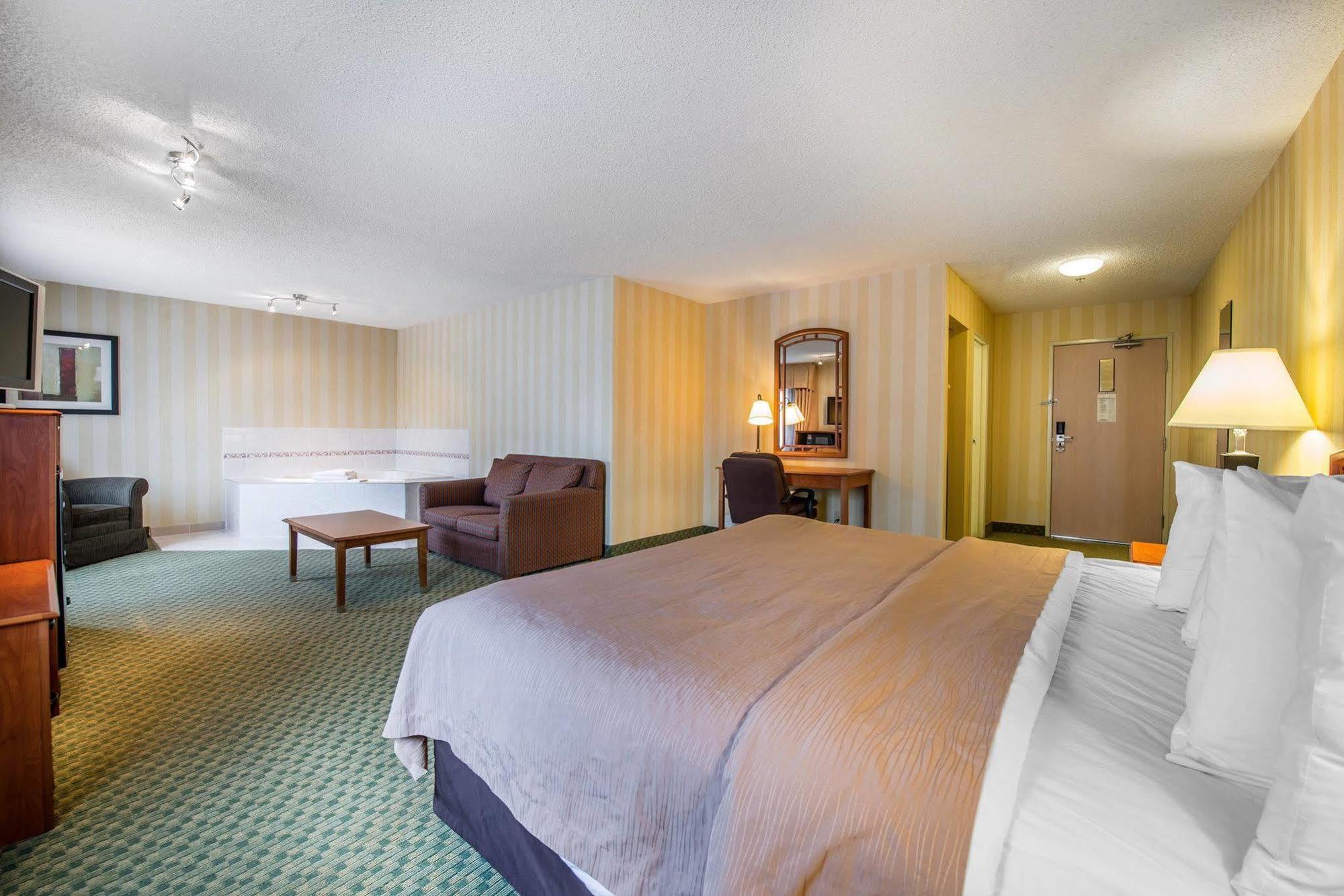 Quality Inn Airport Colorado Springs Exterior foto